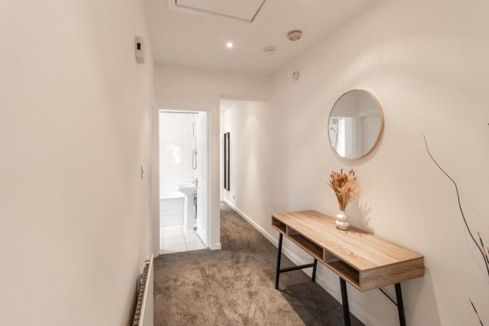 2BD, 2BA , High Street Ap, Close Transport Links!