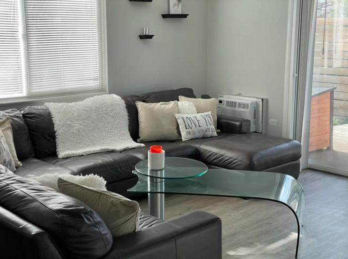 Lovely 2 bedroom unit with a hot tub Pet friendly