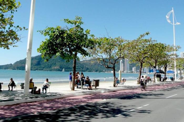 Avenida Atlântica, pé na areia e vista mar!