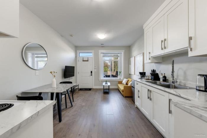 Private Entrance Suite Near Deer Lake & Metro