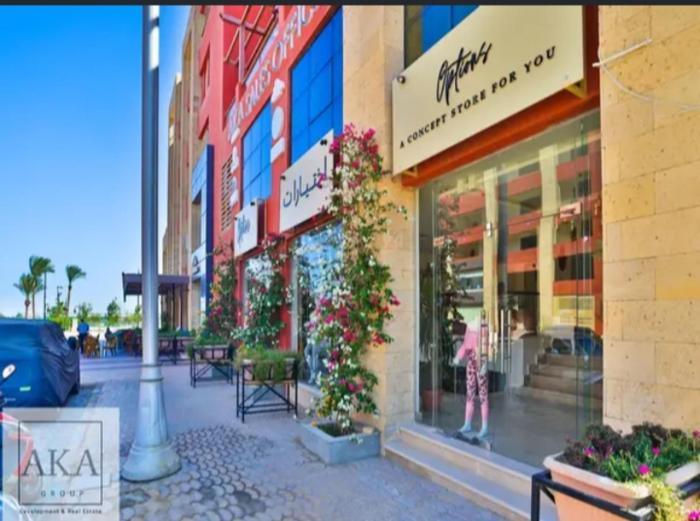 Luxury Studio, pool, Private beach & close to Airport