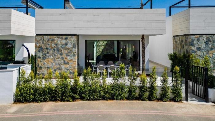 The-Marina-Oasis-Modern-villa-with-BBQ-Jacuzzi-on-Santa-Rosalia-Lake-Resort