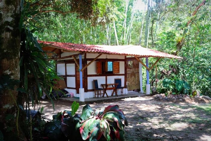 Eco posada El Encuentro San Carlos frente al rio