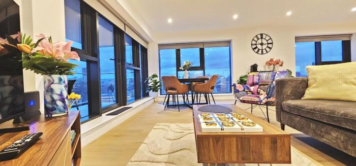 Luxury 2BR Penthouse-1, Private Terrace, City Center, Free Parking