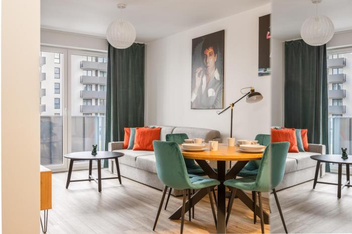 LILY APART the Big Screen Apartment for 6 people & parking