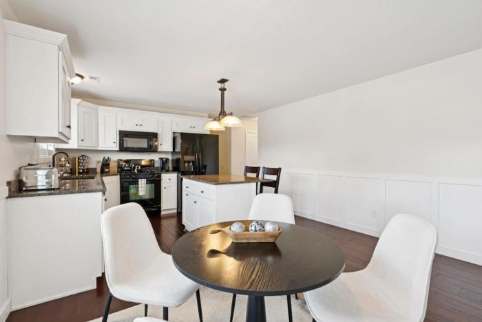 Bright 2BR + Office | Garage, Yard & Animal Friendly