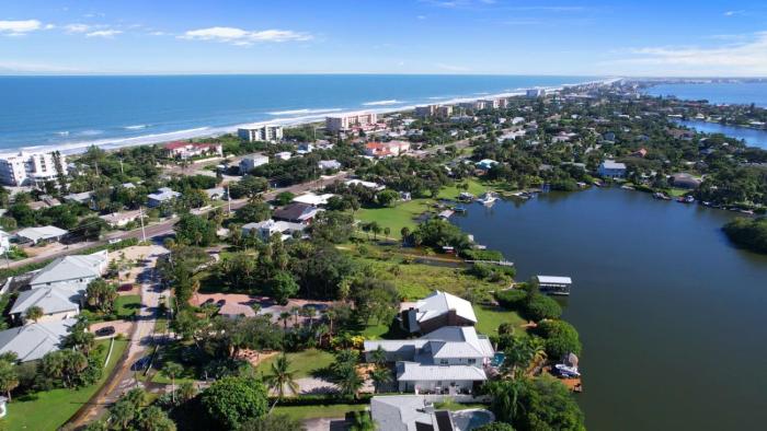 Mermaid Cottage Cozy 2 bed Cocoa Beach Getaway