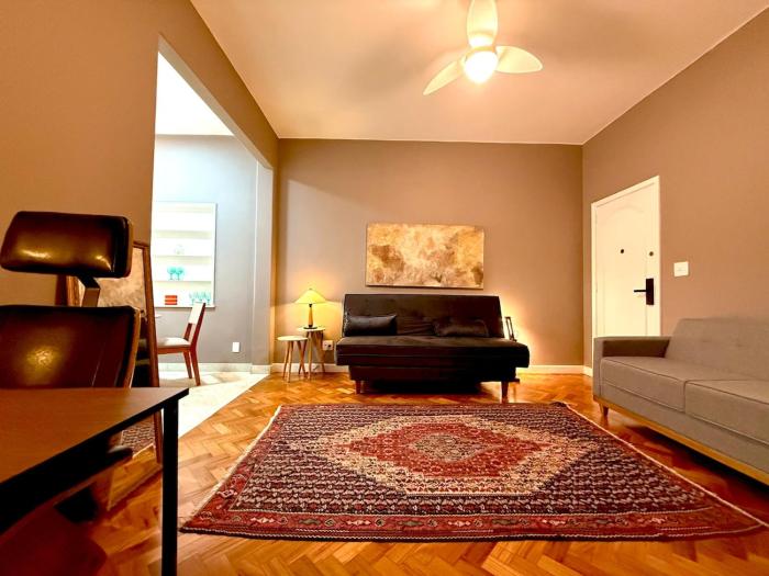 Gorgeous 2 bedroom home one block from beach