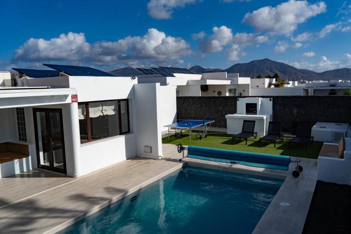 Villa Cactus - Large Private Plot - Heated Pool & BBQ - Luxury Vacation