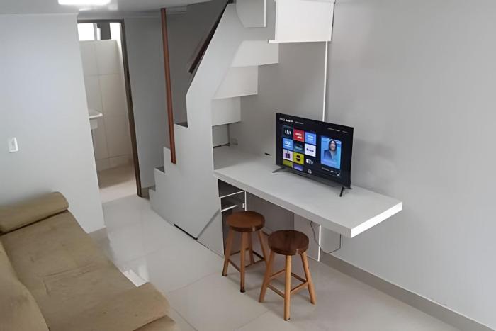 Sobrado na barra, próximo a passarela.