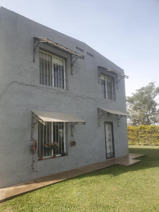 Hermosa casa iluminada con espacio verde y cerca del cerro