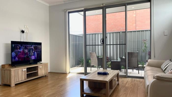 Modern 3BR Townhouse Near Shopping & CBD