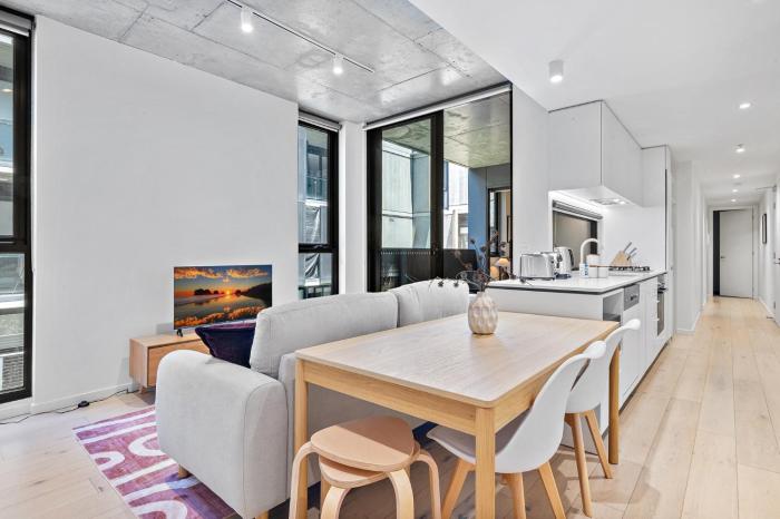 Well-Lit 2-Bed Apartment with Balcony