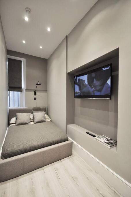 3 min walk to Notting Hill - Basement floor.