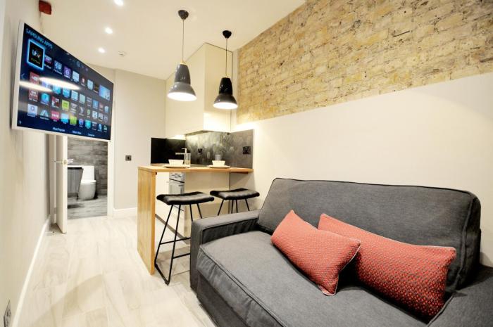 Nice studio for only 1 guest with patio-Basement