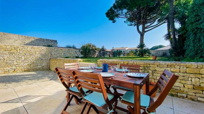 Charmante et récente villa à proximité du centre village