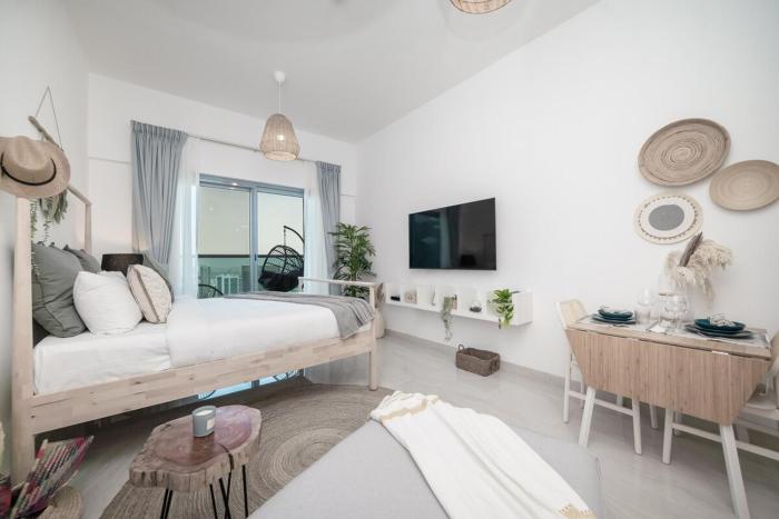 HiGuests - Charming Studio with Lake Views in Business Bay