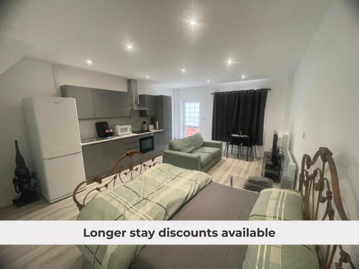 Renovated Studio - Self Check-In, Free Street Parking