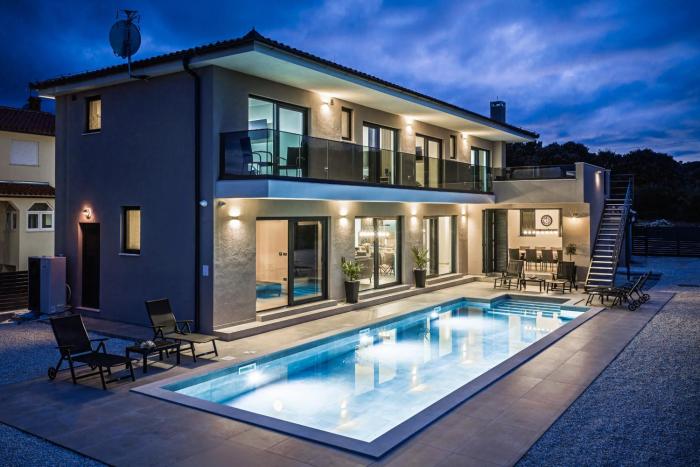 Villa Malena near Medulin for 8 persons with 51 m2 heated pool, wellness & beautiful sea view