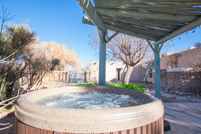 Buffalo Escape-Private Hot Tub in serene Corrales-Mountain View-Pet Friendly!