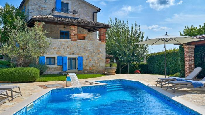 Rustic Villa Simone with outdoor pool in Porec