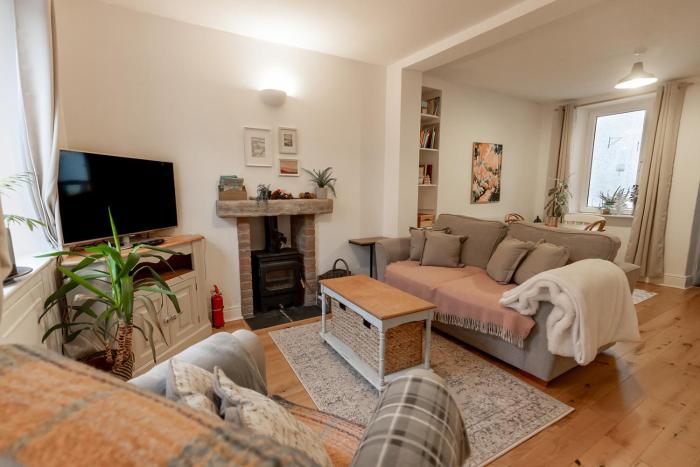 SUN COTTAGE - Cosy Cottage in Ulverston with a log burner in Ulverston, Cumbria