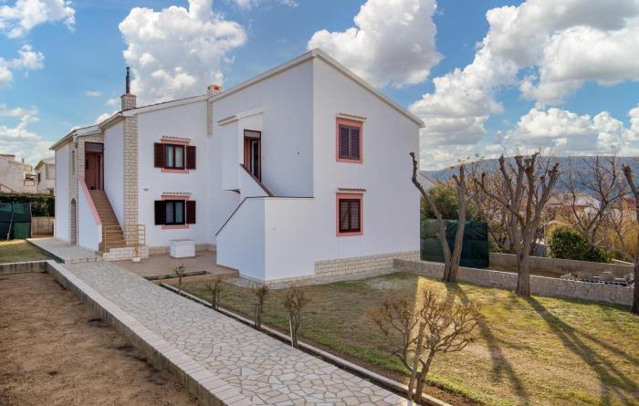 2 Bedroom Cozy Apartment In Pag