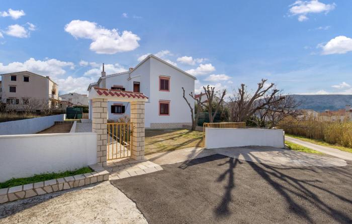 Stunning Apartment In Pag With House Sea View