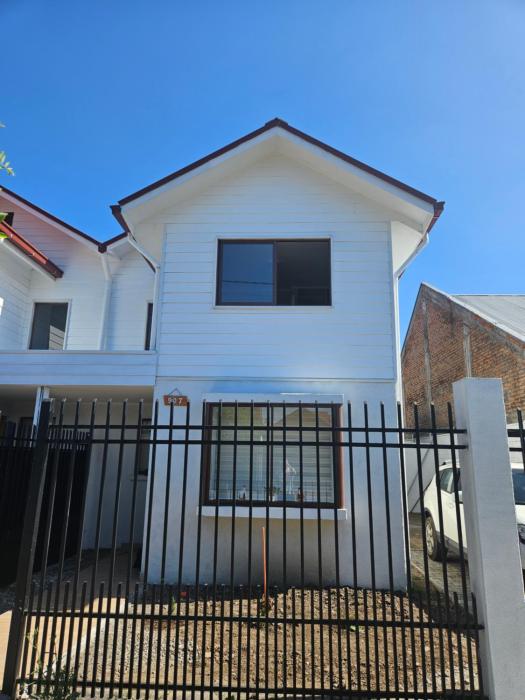 Casa con estacionamiento privado