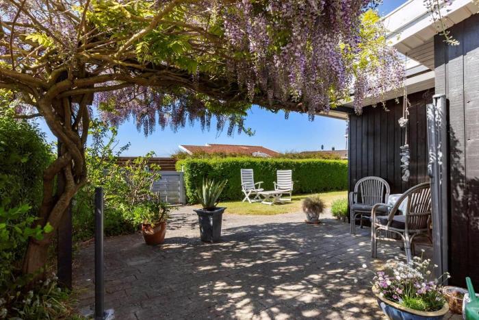 Lovely Summerhouse By The Beach