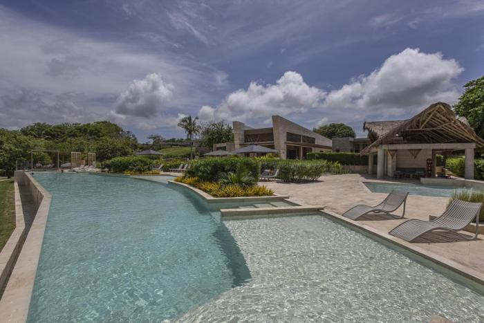 Modern apt with 2 BR BBQ and views