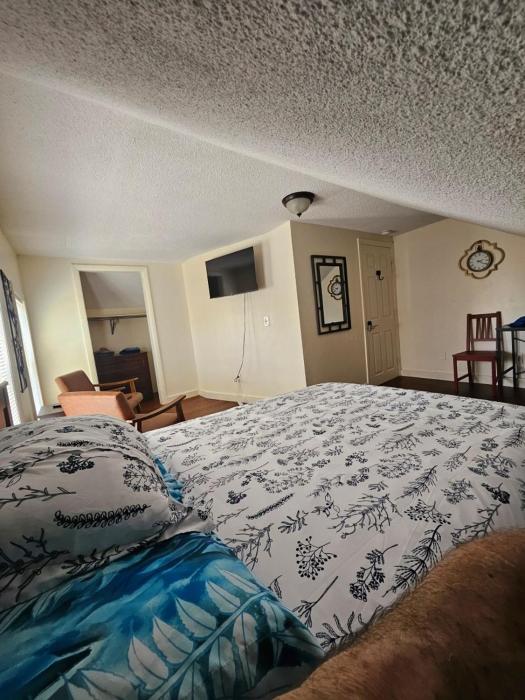 Suites on East Side near Whole Foods, Brown University, Miriam Hospital, MBTA, Downtown,