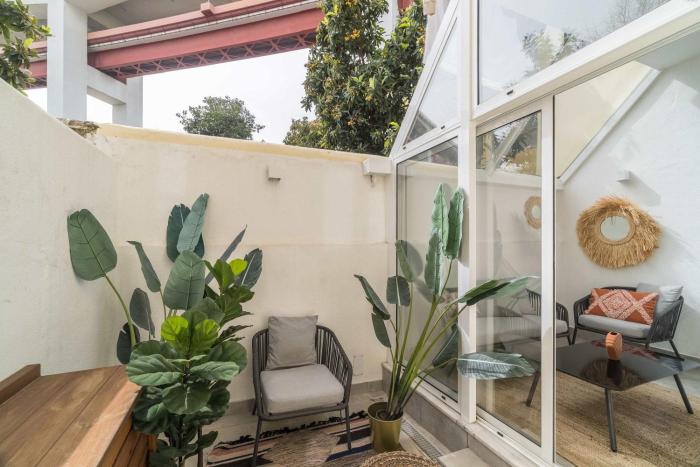 Stylish Apartment near LXFactory with Balcony