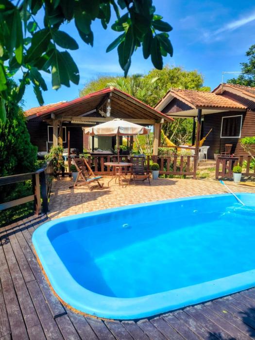 Chalé de 2 dormitórios com piscina e churrasqueira