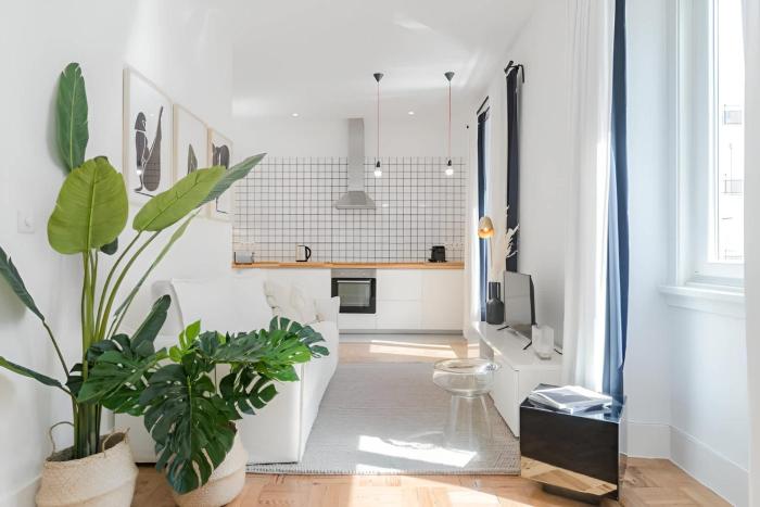 Charming Lisbon 2BR Apartment with Balcony