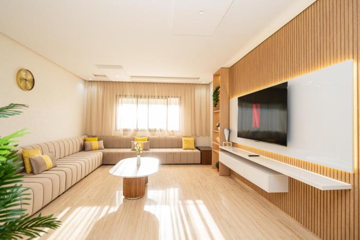 Zeer mooi afgewerkt appartement nabij het stadion met 3 moderne slaapkamers, privé parking en 3 zwembaden