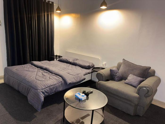 استوديو بتصميم هادئ ومريح في قلب الخبر