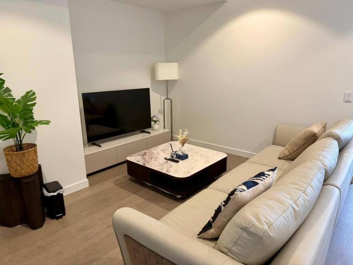 Luxury 3-Bedroom Stay with City and River View