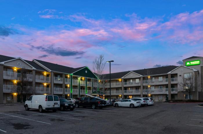 HomeTowne Studios by Red Roof Denver - AirportAurora