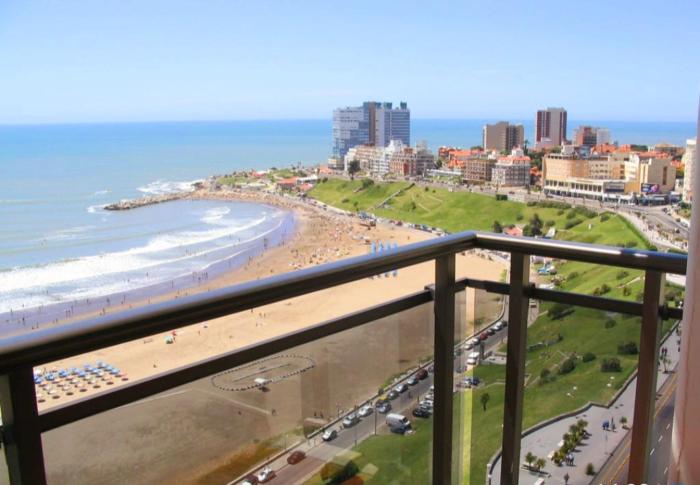Playa Varese Elegante Piso 14 todo con vista al mar USO RESIDENCIAL FAMILIAR