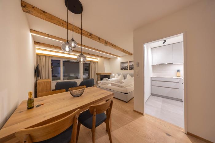 New Premium Studio with Fireplace, Pool & Sauna