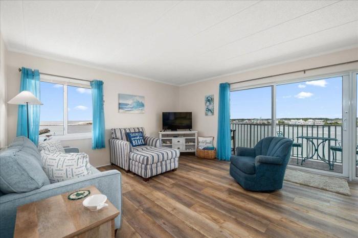 One of a Kind Direct Bay Views From This 3 Bedroom