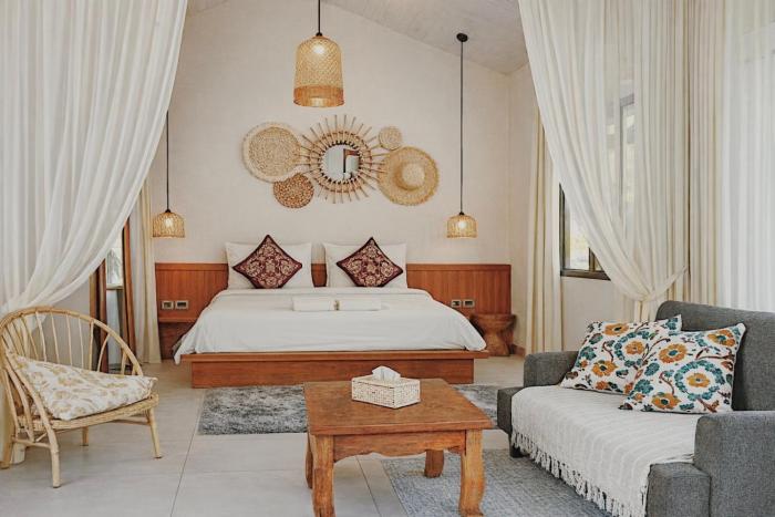 Salad Beach Crystal Bungalow