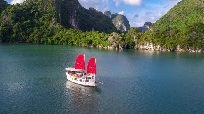 Private Cruise Ha Long Bay - Bai Tu Long Bay