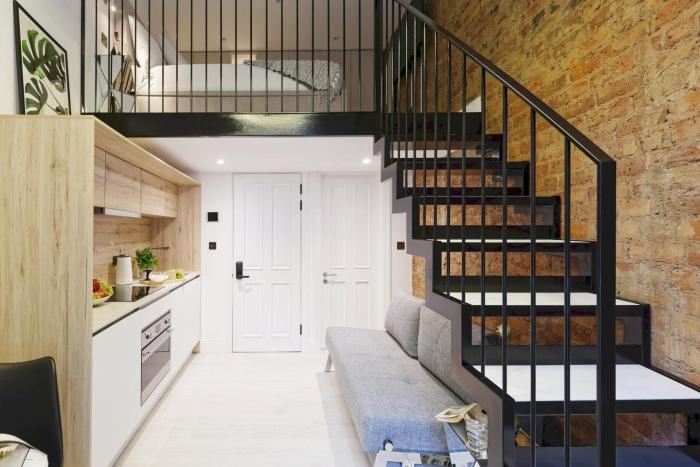 Lovely Mezzanine loft-classy balcony at NottingHil