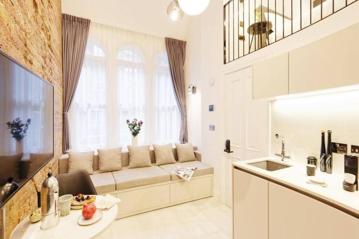 Lovely Mezzanine loft +Japanese WC at Notting Hil