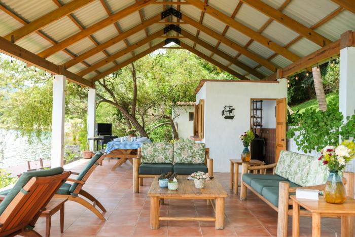 Relaxtitlan House on the lake shore