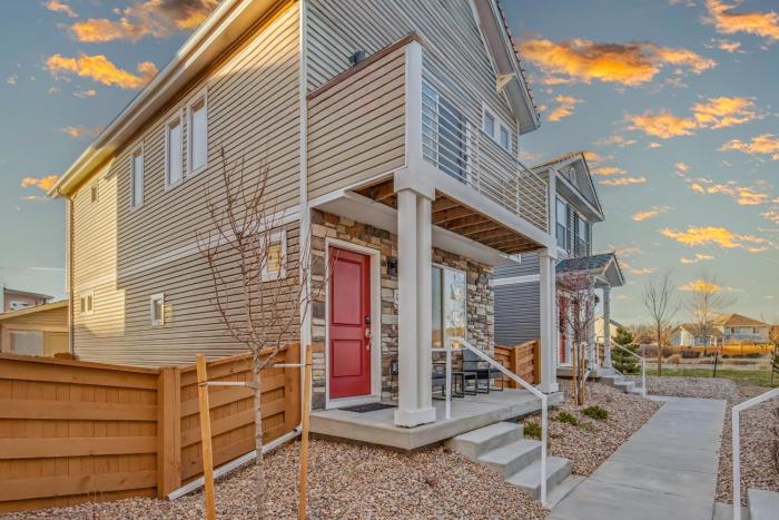 Modern 2BR 2BA Townhome 15 Min to DEN