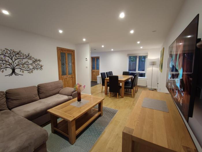 3 Bedrooms, PARKING, GARDEN, Wi-fi, CONTRACTOR STAY, close to the beach, shops, hospital, airport