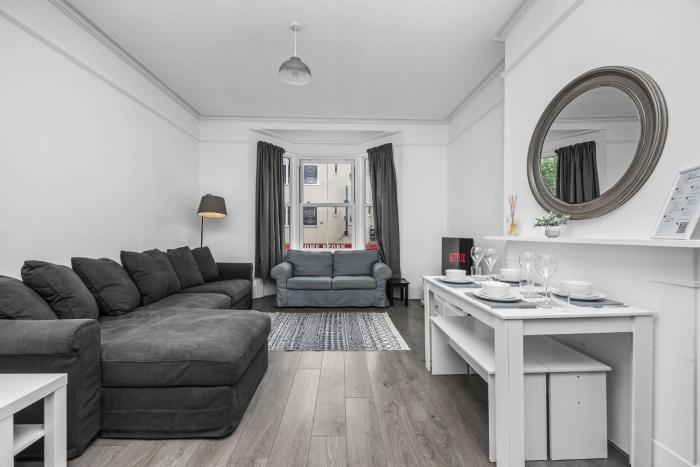 Spacious 2 Bed & 1 Bath - Close to Beach & City Centre